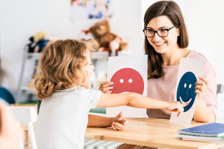 Emotion emoticons used by a psychologist during a therapy session with a child