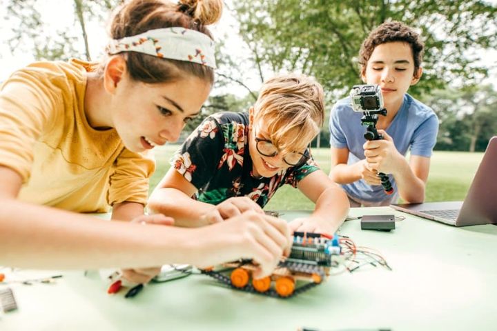 Kids at robotics STEM camp