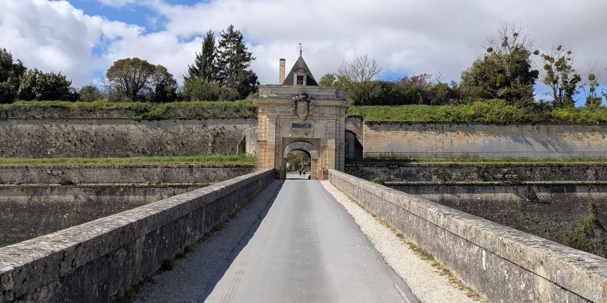 I'm exploring a 340-year-old citadel !