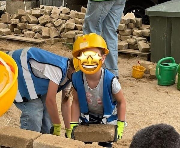 Auf dieser Baustelle bauen Kinder ein echtes Haus