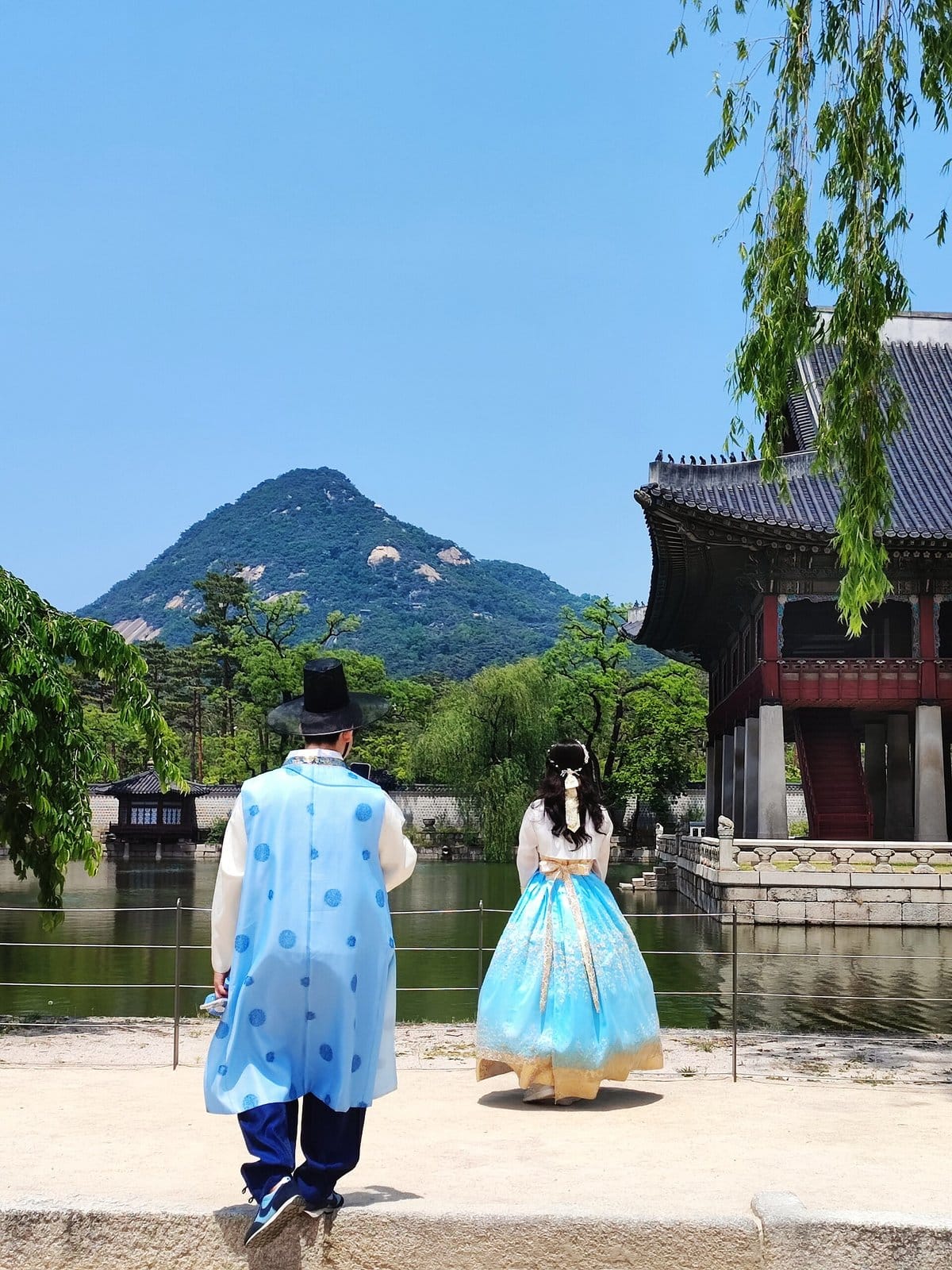 Travelers in hanbok at Gyeonghoeru Pavilion, Gyeongbokgung Palace