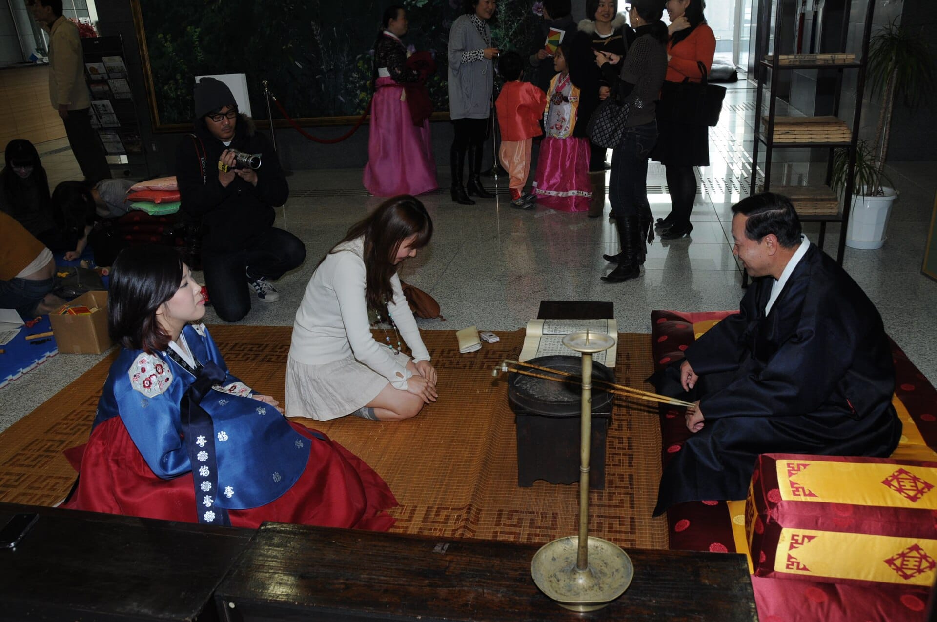 Sebae: younger people bowing to an elder in Korean traditional dress