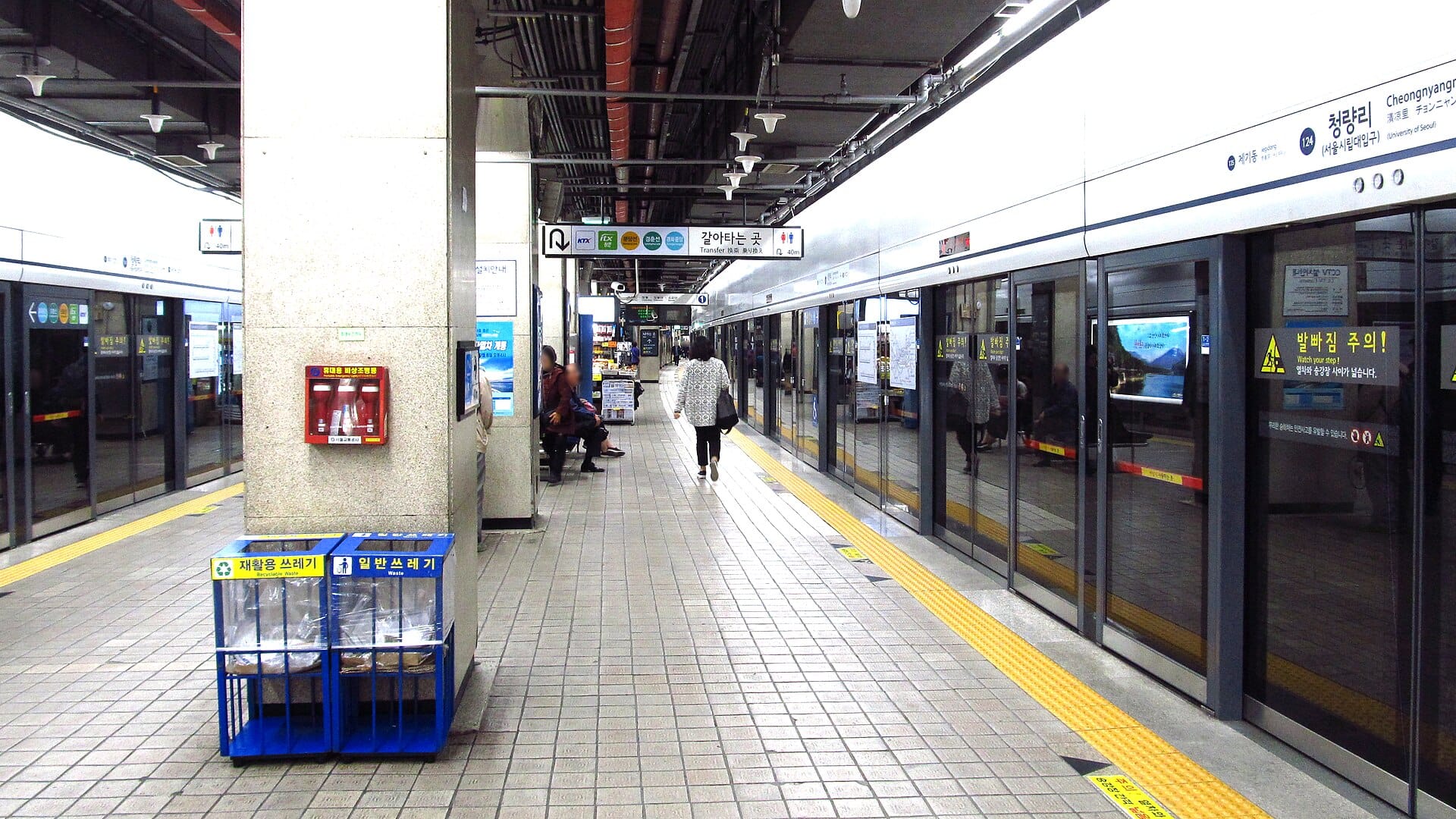 Platform of a Seoul Metro station on Line 1