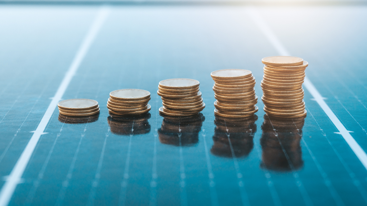 Global Economy Bolstered by $320 Billion from Clean Energy Sector in 2023