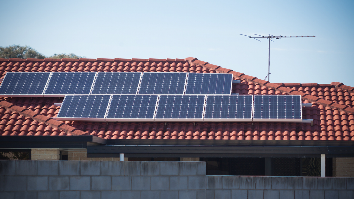 The Circular Economy of Solar Panels in Europe : Recycling and Second-Life Solutions
