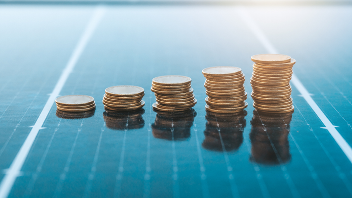 Global Economy Bolstered by $320 Billion from Clean Energy Sector in 2023