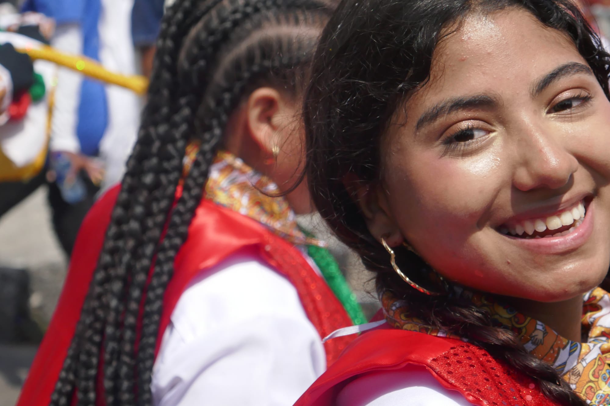 Jeune fille sourit lors d'un défilé au carnaval de Barranquilla en Colombie