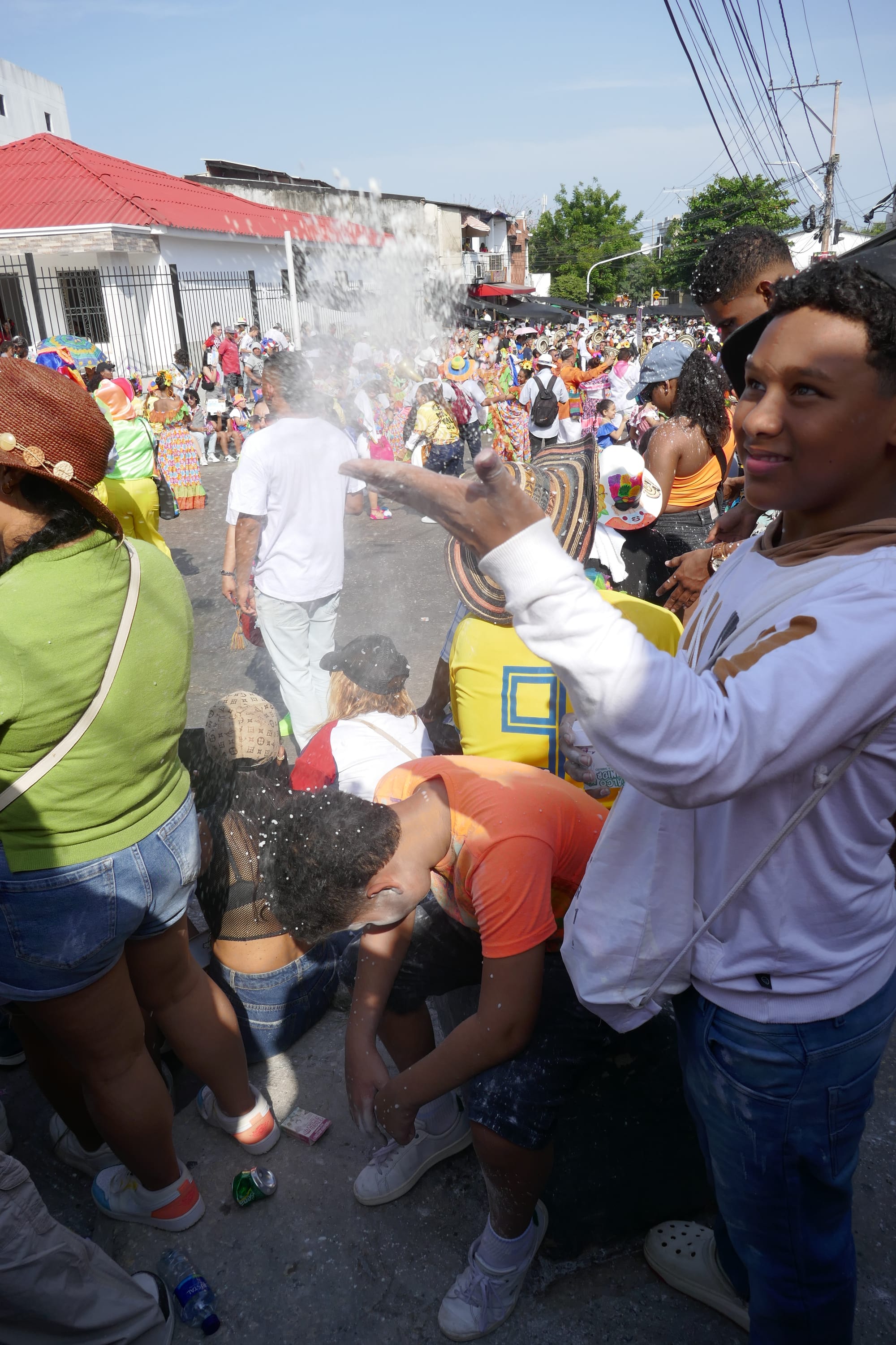 Un jeune garçon envoit une poignée de farine en l'air pendant le carnaval de Barranquilla en Colombie.