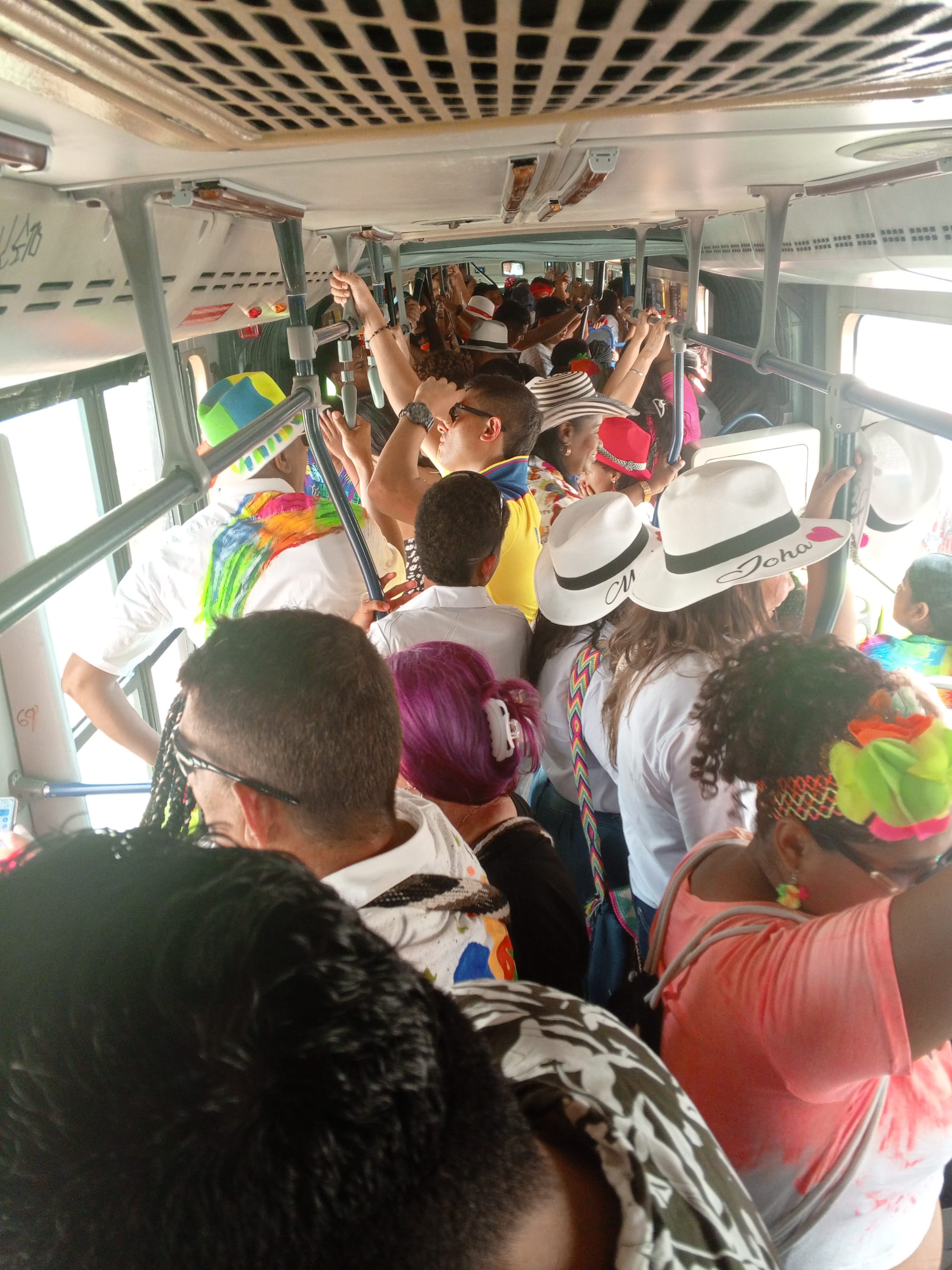 Photo de l’intérieur d'un bus rempli de gens à Barranquilla en Colombie.