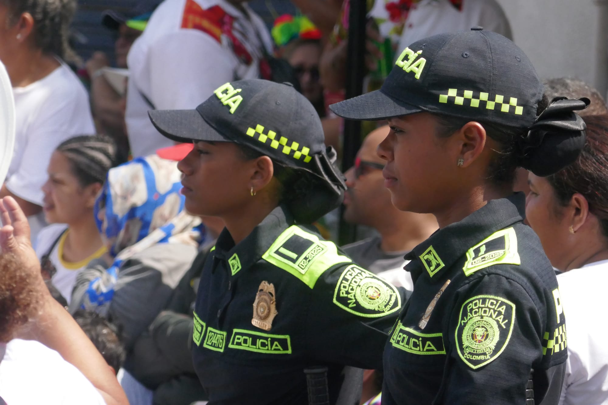 Deux policières regardent un défilé du carnaval de Barranquilla en Colombie.