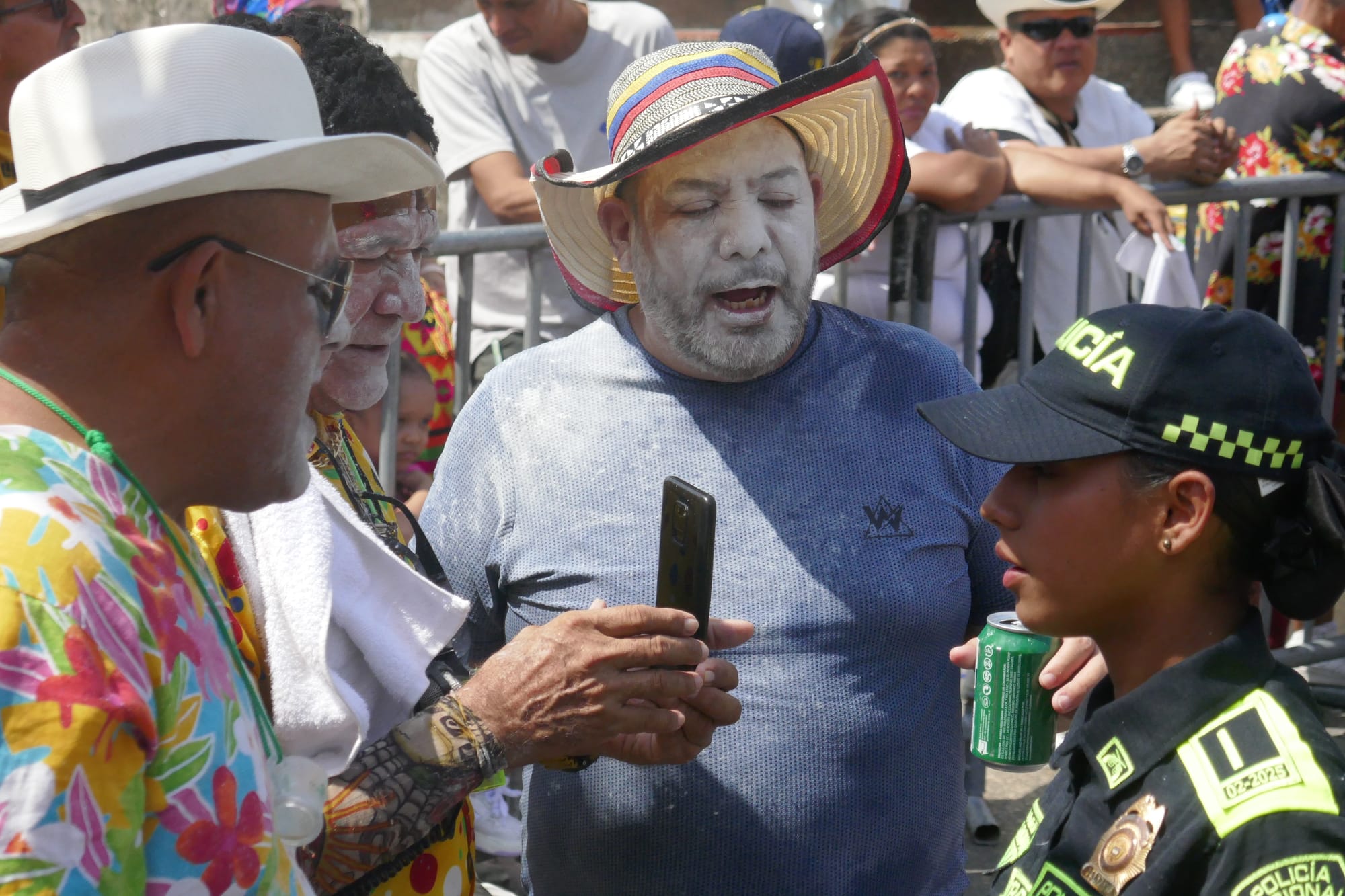 Trois hommes discutent avec une agent de police à Barranquilla en Colombie.