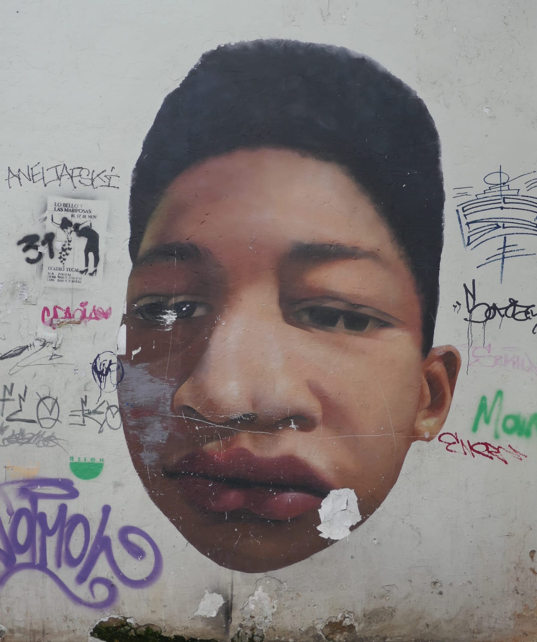 Graffiti de la tête d'un adolescent sur un mur de Bogotá en Colombie.