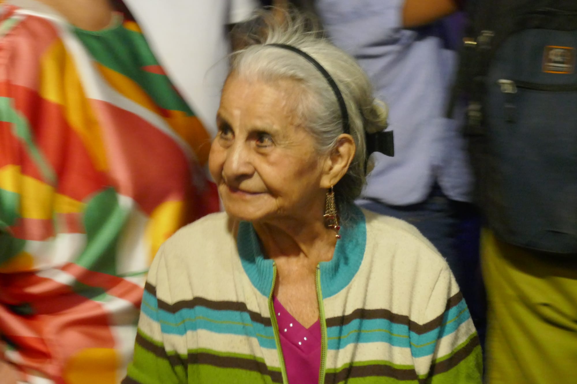 Femme de Cali au milieu de la calle del sabor à Cali