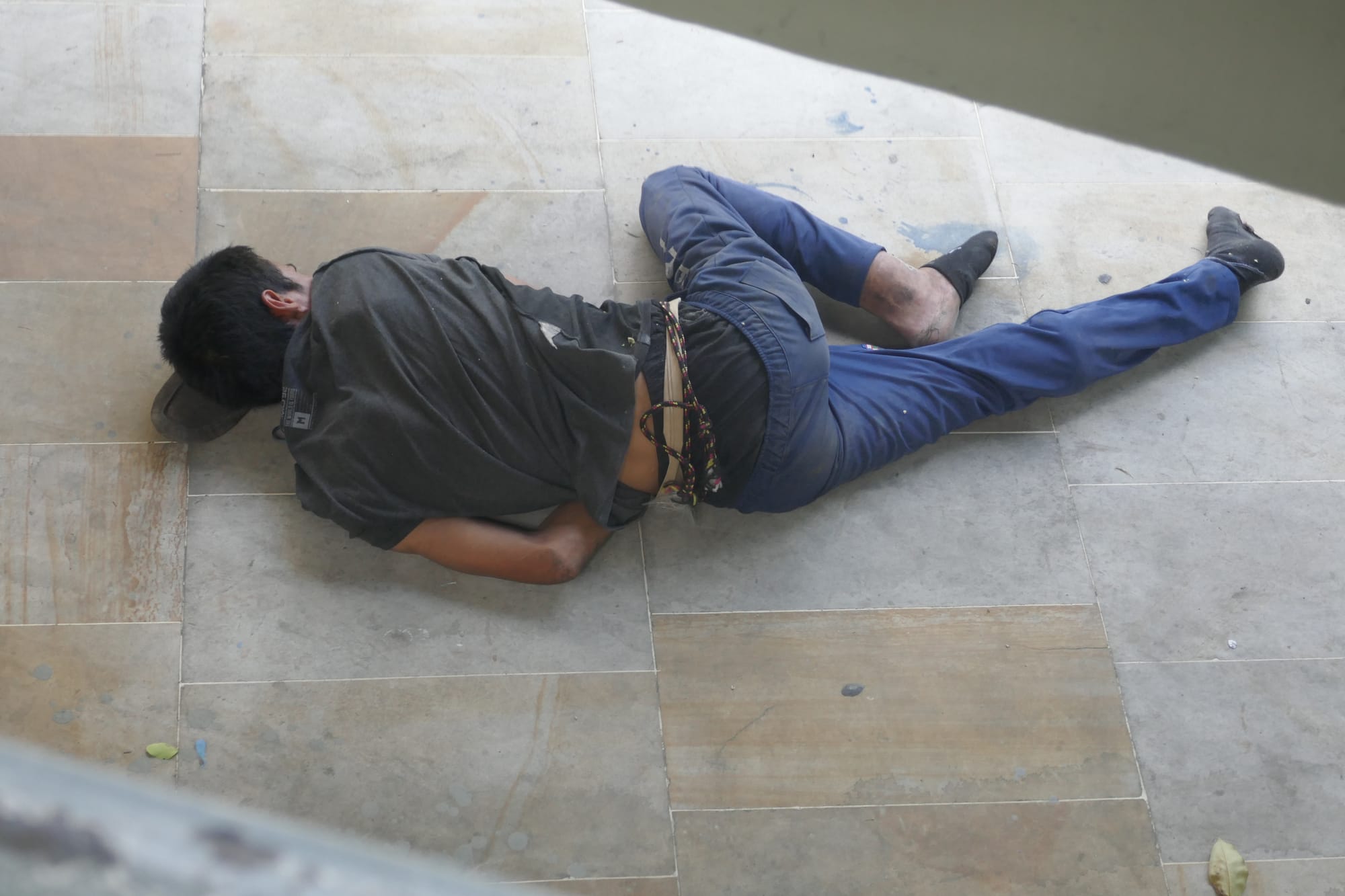 Homme allongé sur le sol à Cali.