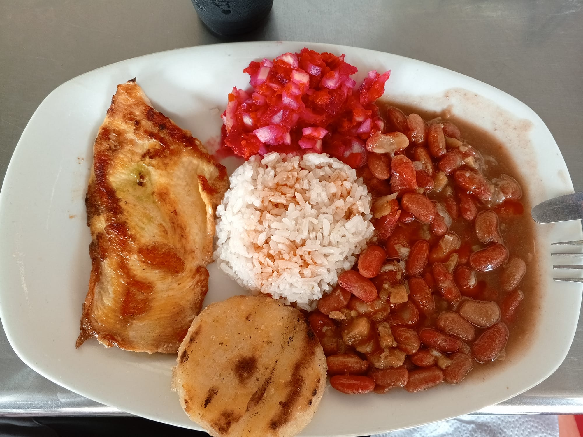 Almuerzo colombien dans le désert de la Tatacoa en Colombie.