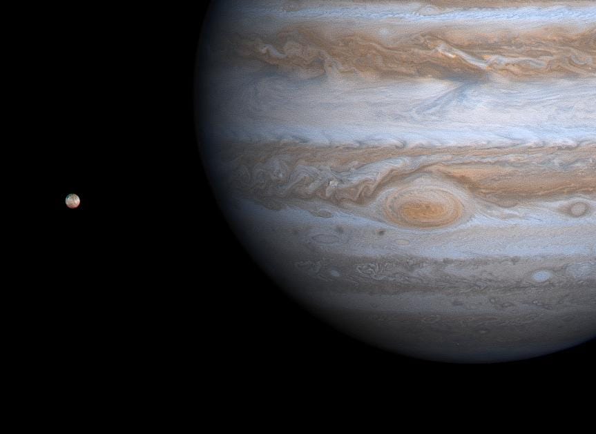Image de la NASA de Jupiter et Io prises par la sonde Cassini en 2000.