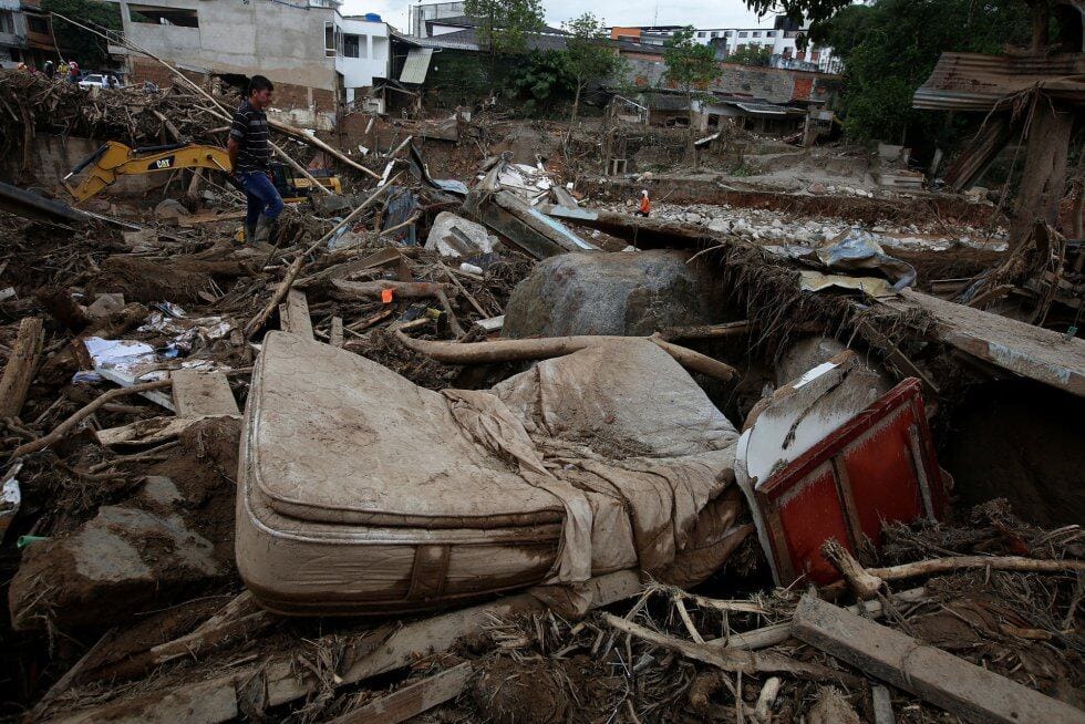 Un homme marche dans une zone touchée par les inondations à Mocoa en Colombie.