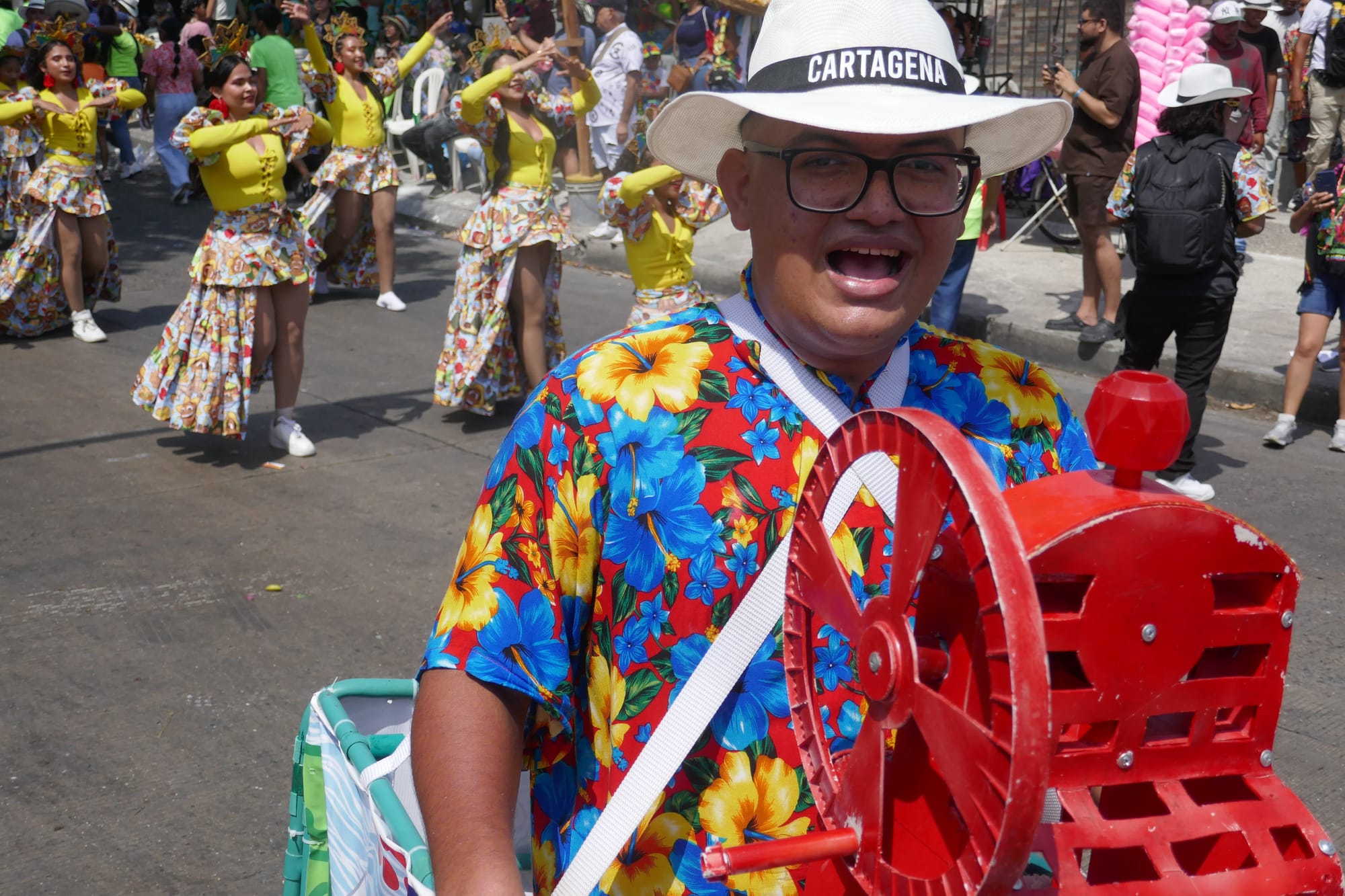 Au carnaval de Barranquilla en Colombie, un homme est déguisé en machine a préparer des jus de canne.