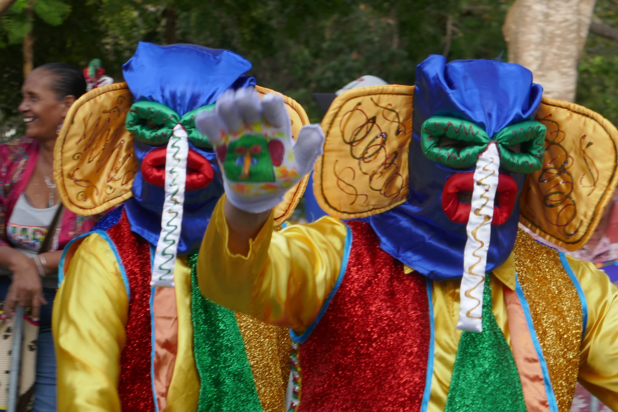 Gros plan de deux hommes sur un vélo déguisés en Marimonda au carnaval de Barranquilla en Colombie.