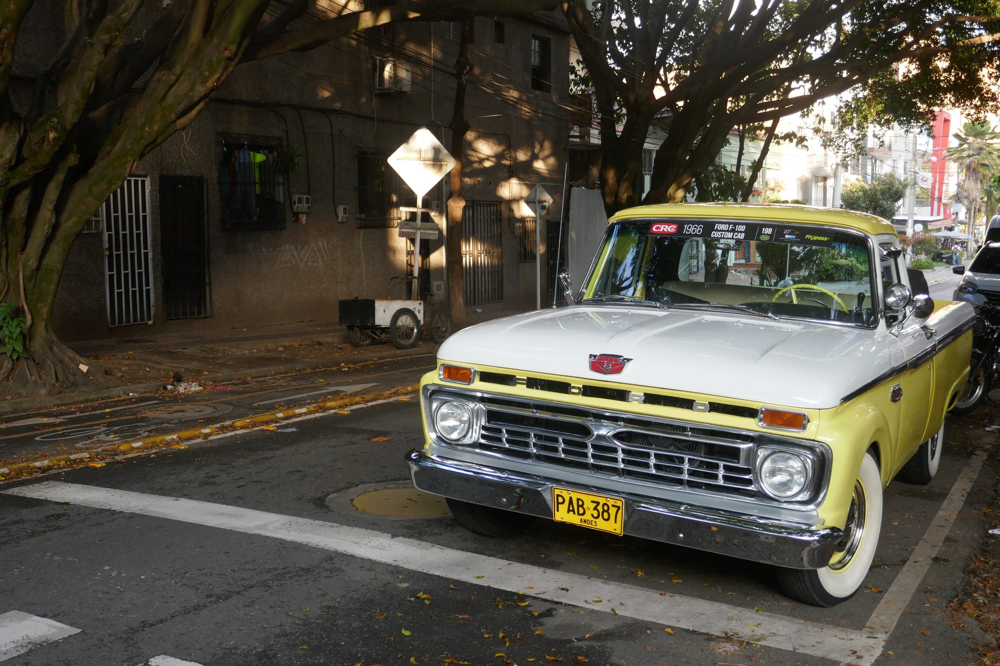 Vieille Ford F-100 de 1966 dans les rues de Medellín. 
