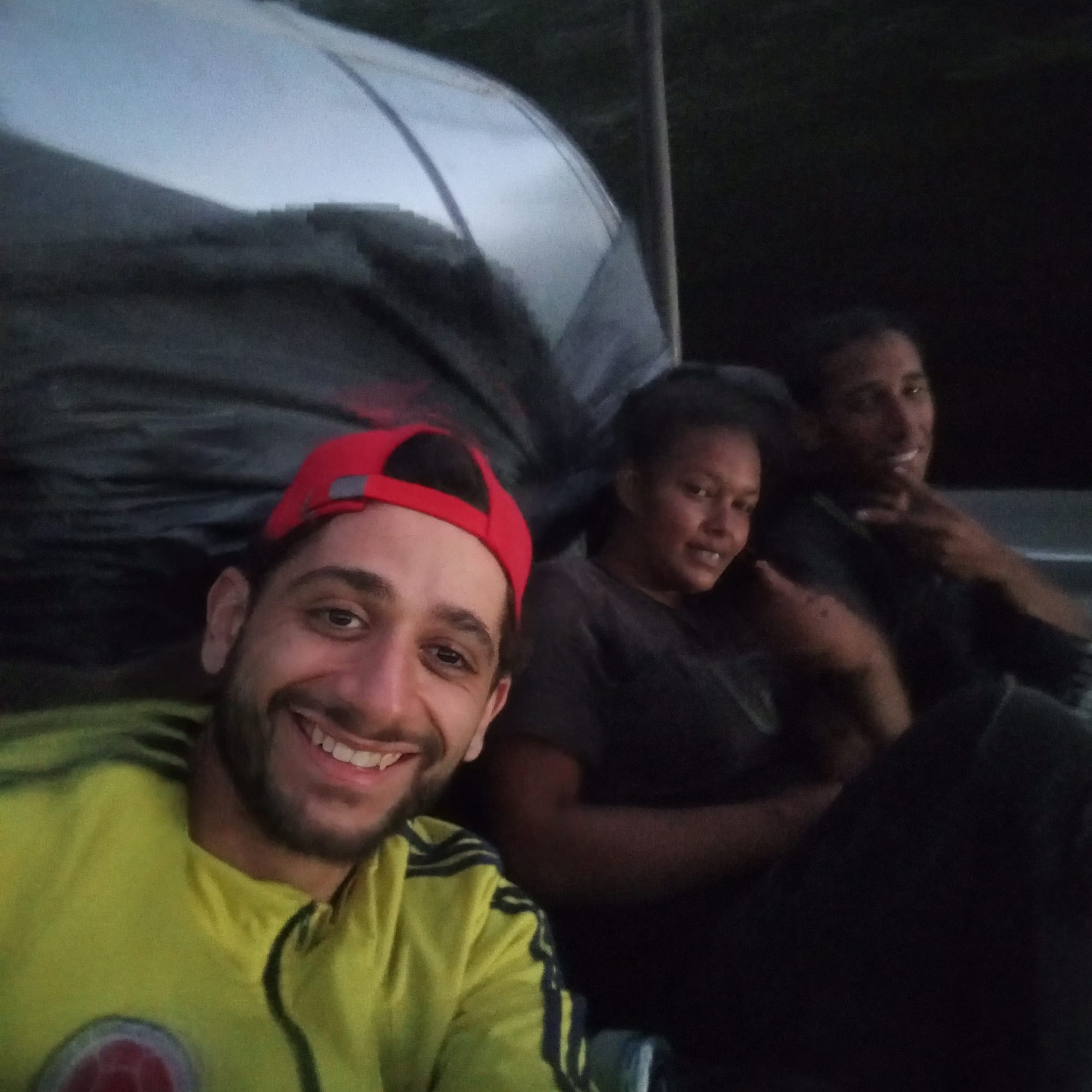 Trois personnes en selfie voyagent à l'arrière d'un camion en Colombie.