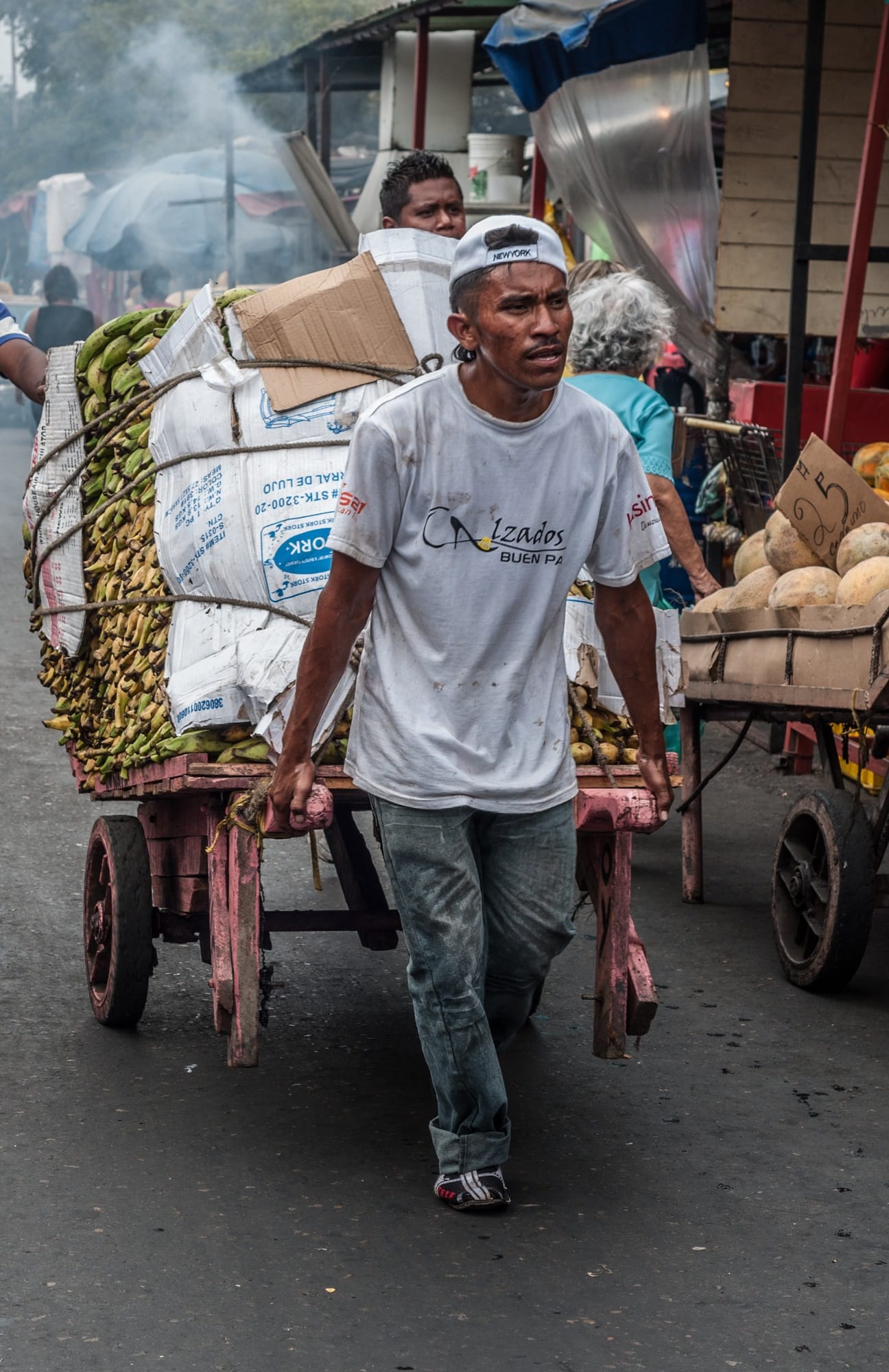 Vendeur de plátanos (banane plantain) à Maracaibo dans l’état de Zulia au Vénézuela.