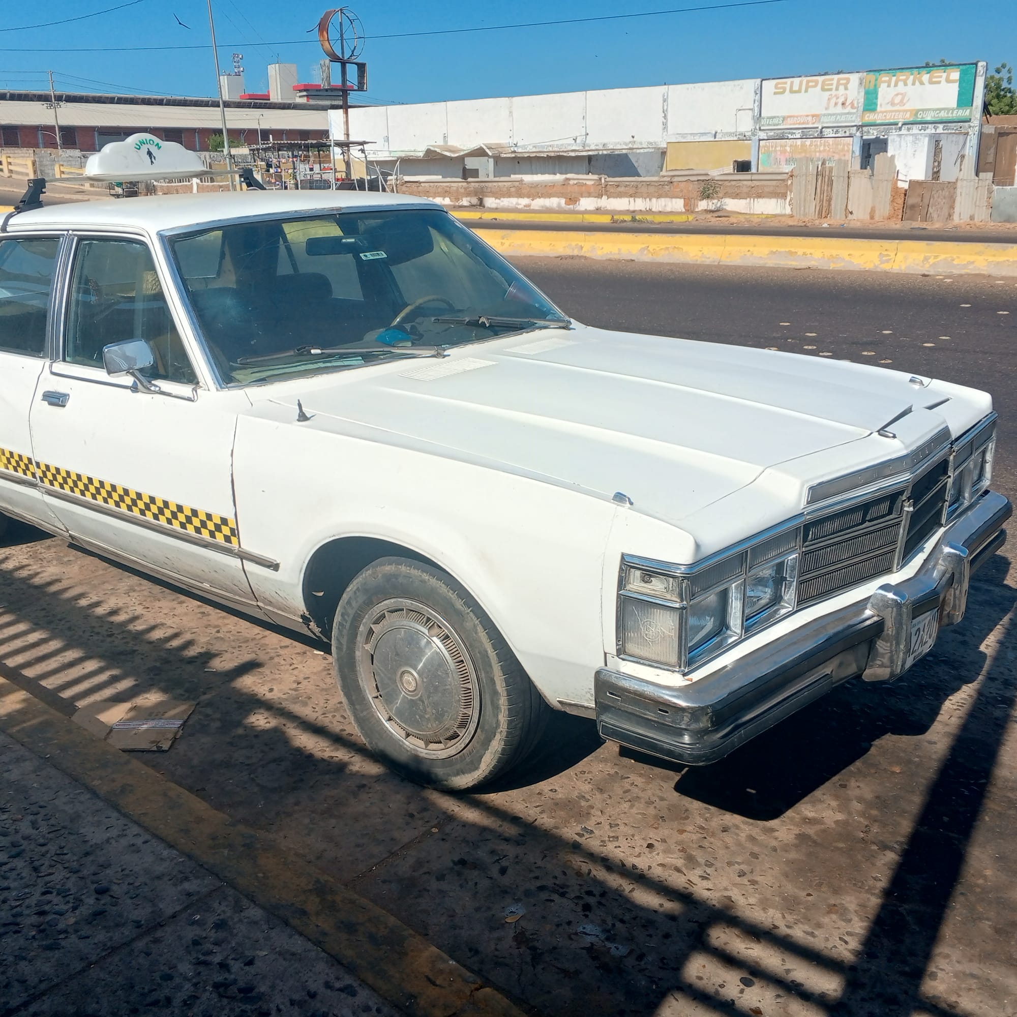 Vieille voiture américaine converti en taxi à Maracaibo au Vénézuela.