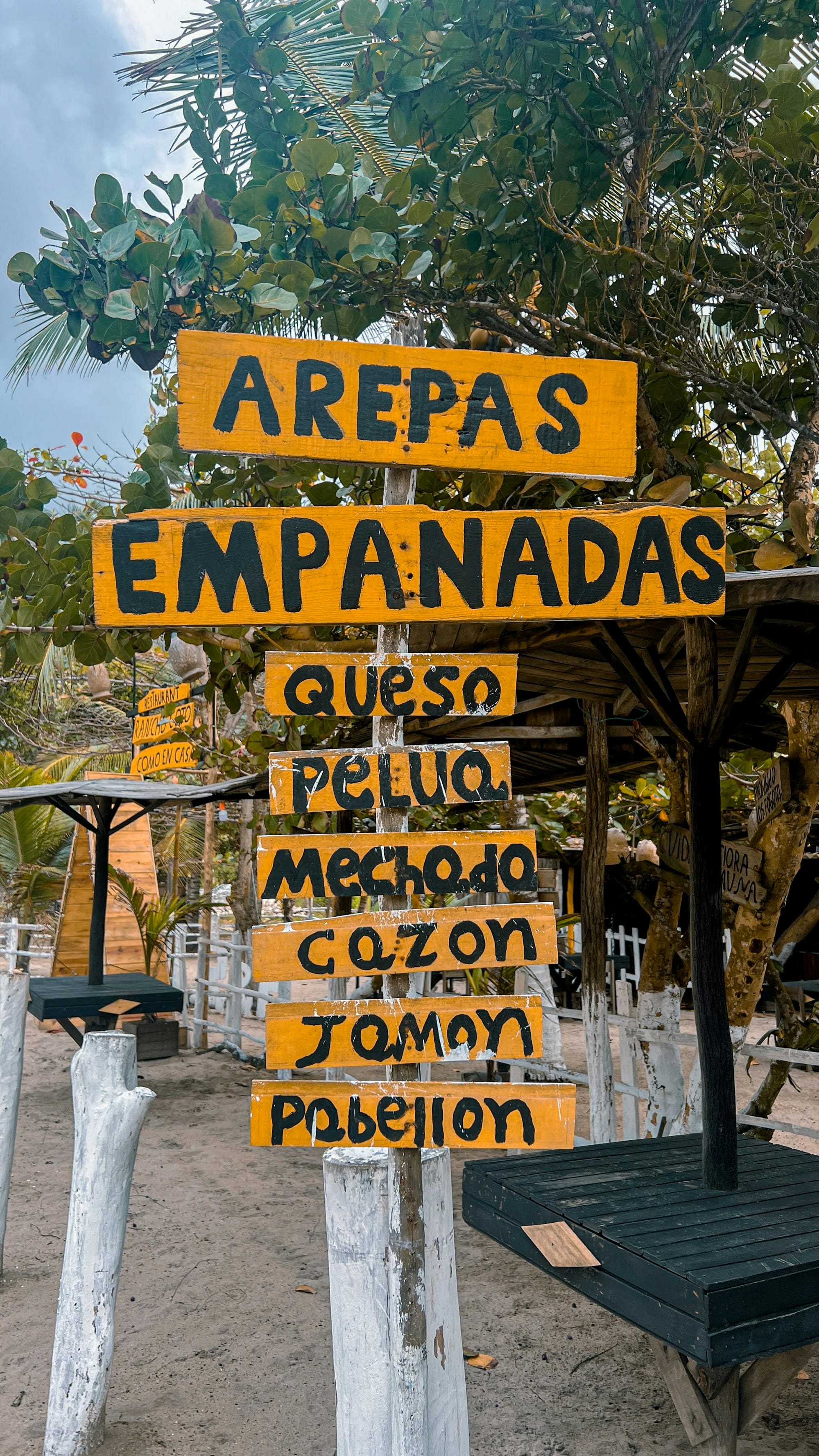 Panneau indiquant le menu d'un restaurant de plage sur la côte caribéenne du Vénézuela