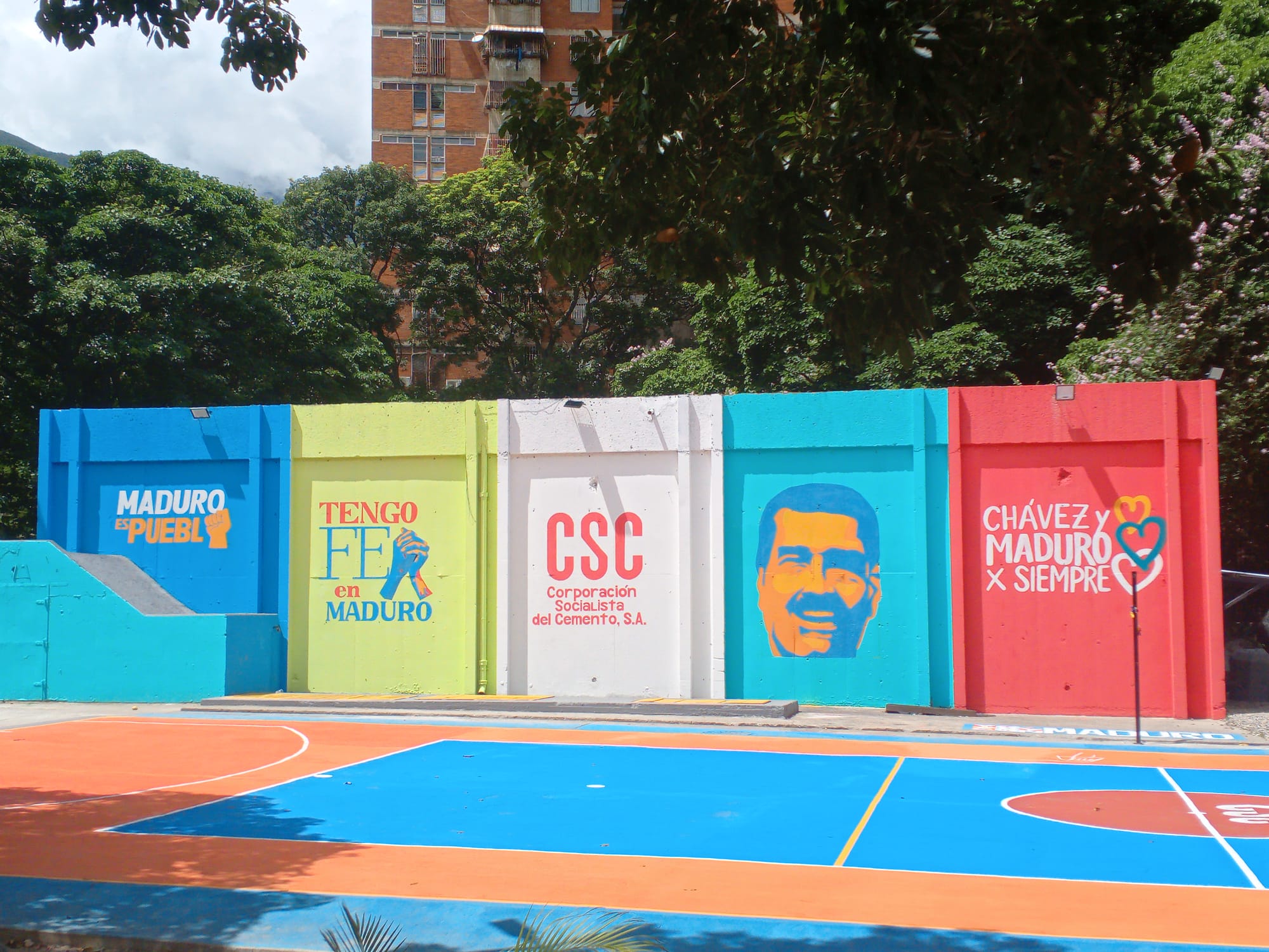 Mur coloré de propagande au Venezuela a Caracas.