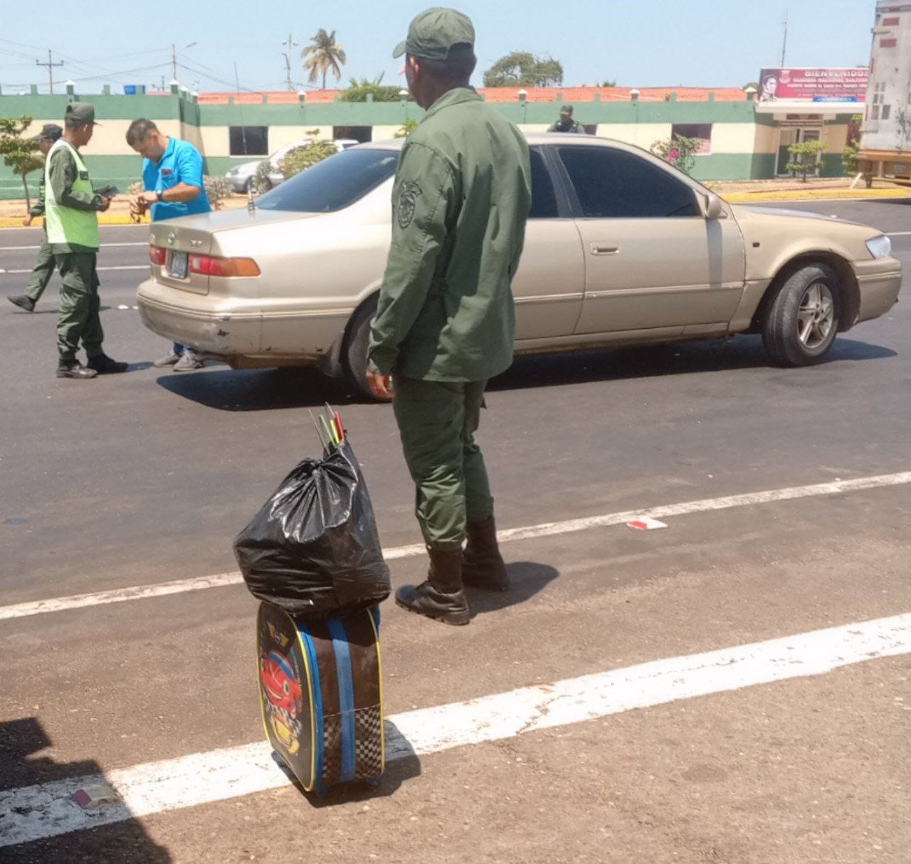 Un agent de la garde national attend sur le bord d'une route à Maracaibo au Venezuela.