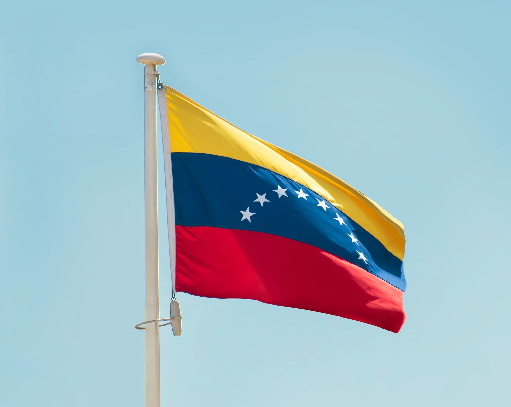 un drapeau du Vénézuela sur un mât
