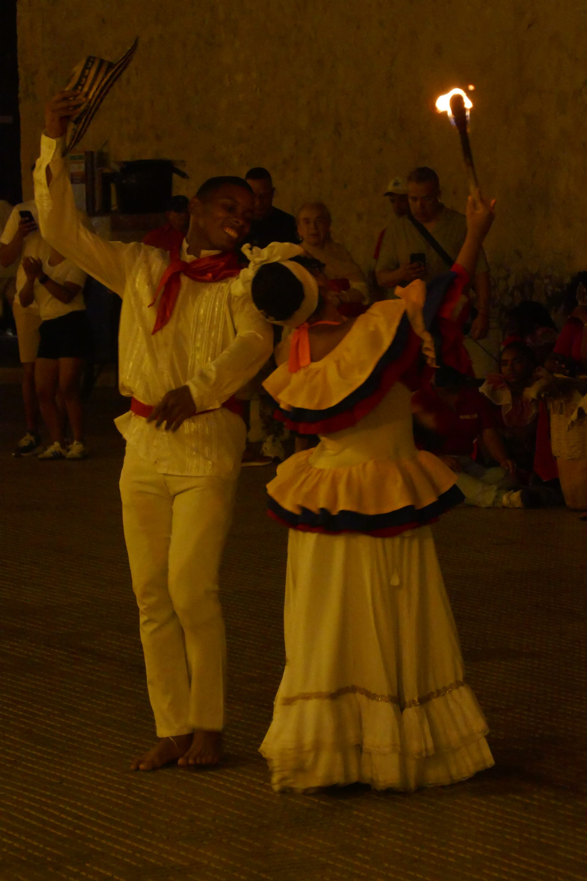 Un couple en habits traditionnels danse la cumbia à Cartagena en Colombie.