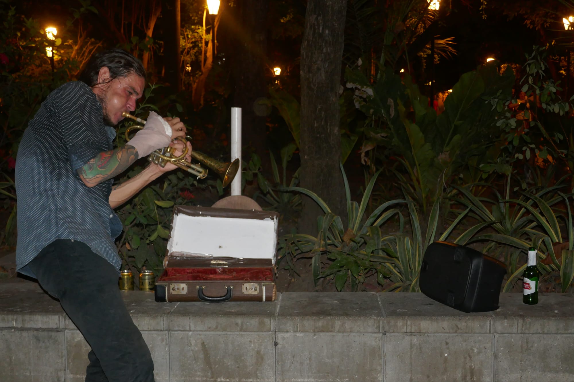Un homme joue de la trompette à Cartagena en Colombie.
