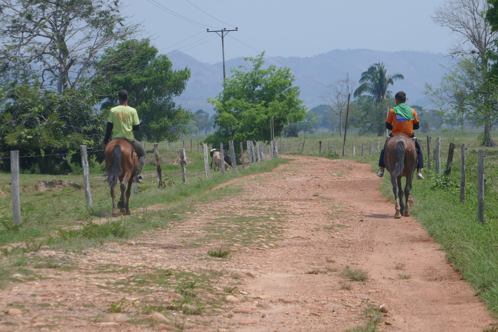 Deux hommes sur leurs chevaux au Venezuela.