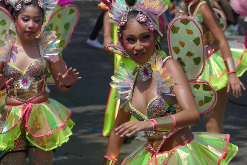 Jeunes filles déguisées en fées dansent pendant le carnaval de Barranquilla en Colombie.