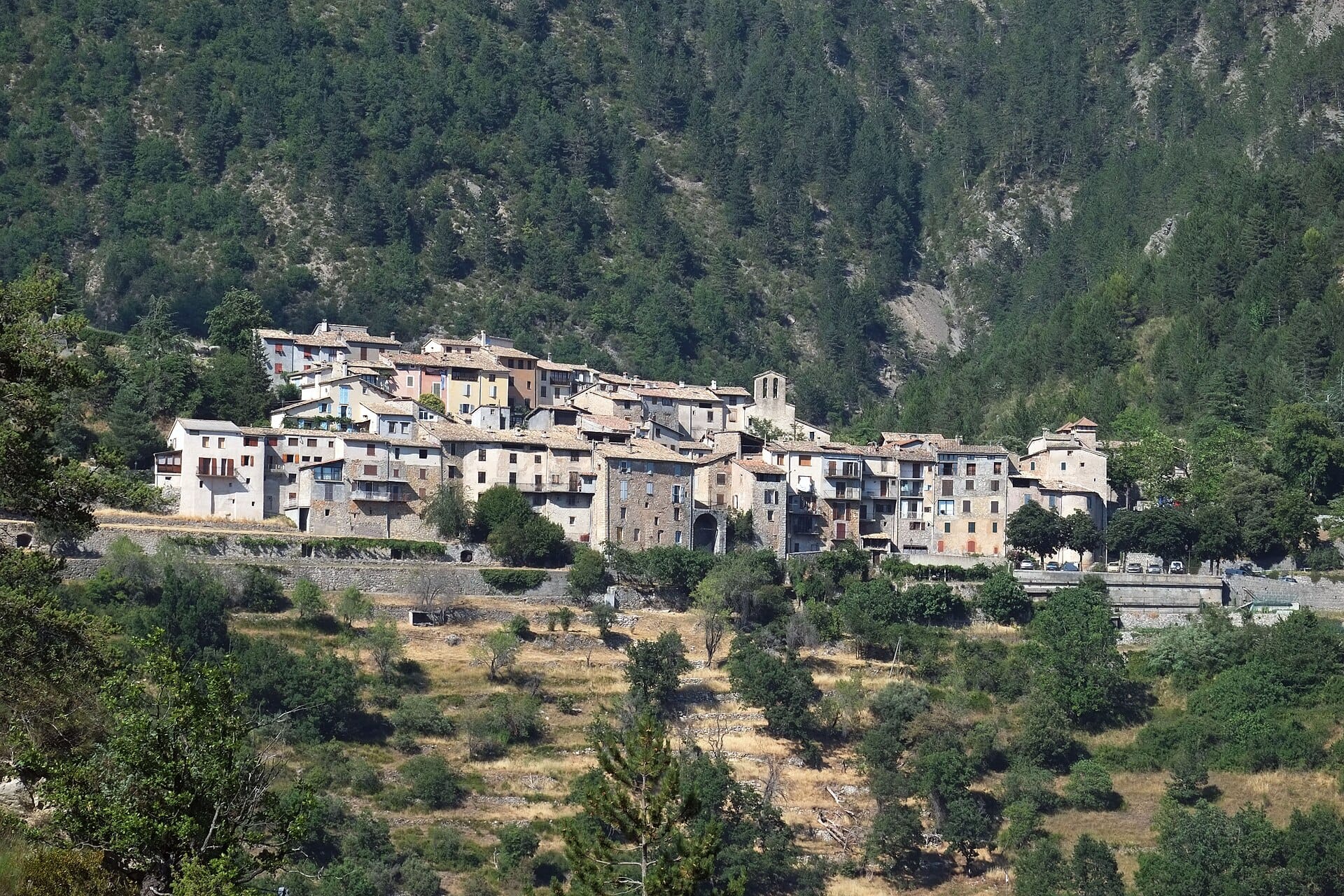 Niçois hinterland village offers free lodging to families of firefighters killed this summer