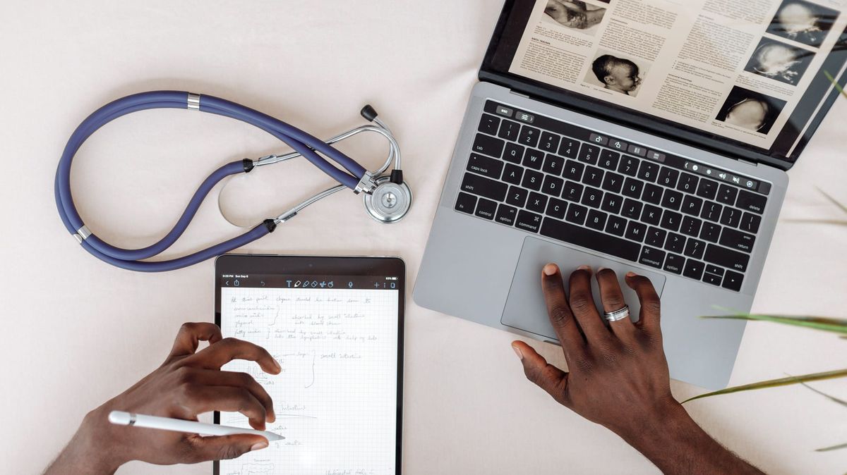 IA para educação médica: tutoria, correção de casos clínicos e aprendizagem adaptativa em escala