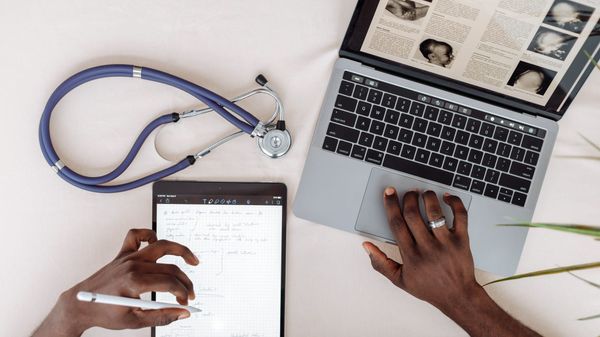 IA para educação médica: tutoria, correção de casos clínicos e aprendizagem adaptativa em escala