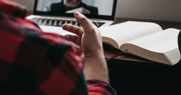 IA para cursos de idiomas: correção, conversação e engajamento multilíngue em escala