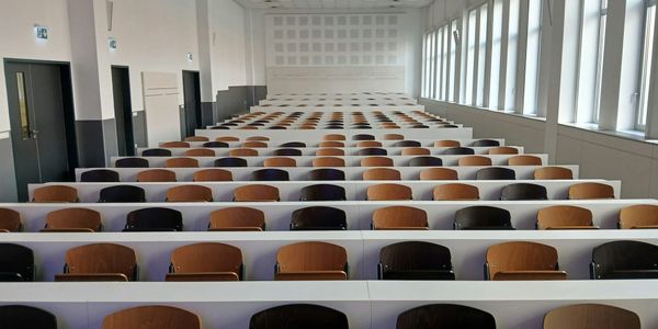 A guerra de preços no ensino superior: por que reduzir mensalidade é uma corrida para o fundo do poço