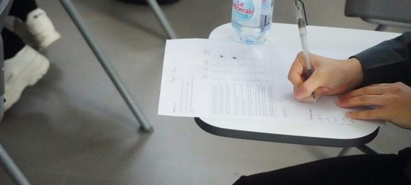 O paradoxo da IA nos estudos: por que quem mais usa vai pior na prova fechada