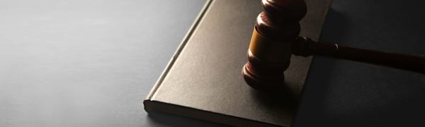 IA para cursos de Direito: onde ajuda de verdade e onde não substitui a banca