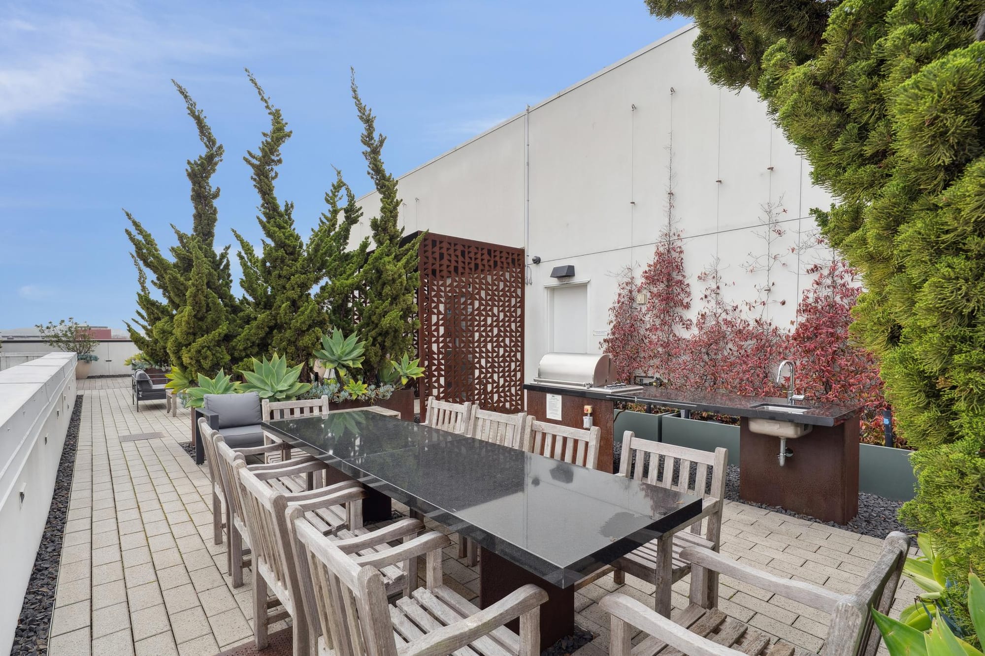 Rooftop dining for a crowd at 388 Fulton