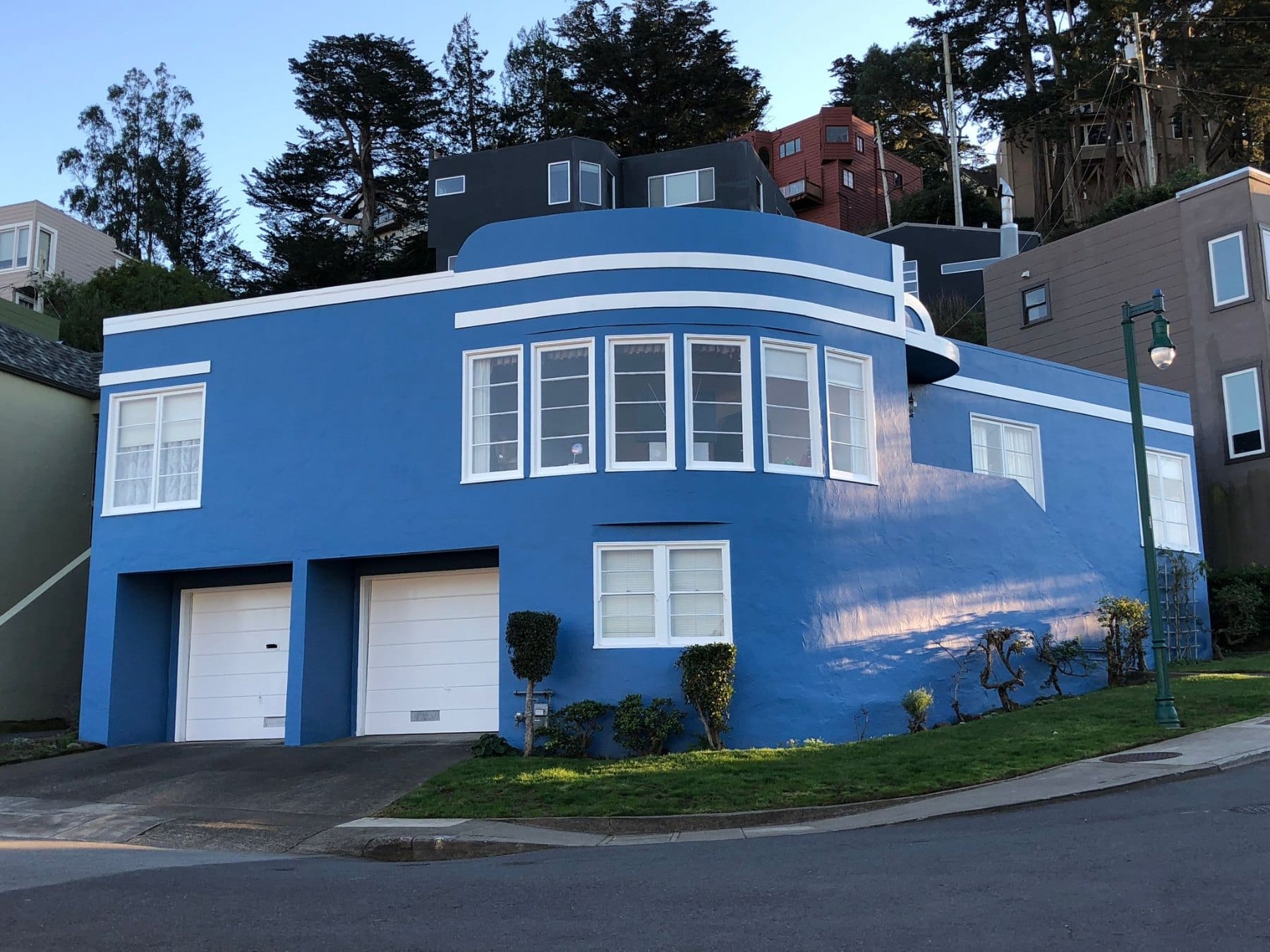 A blue Streamline Moderne house with curved corners in Forest Hill Extension