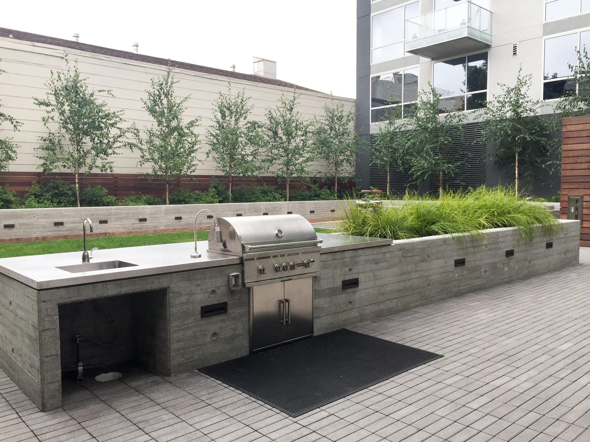 The outdoor kitchen in The Marlow courtyard