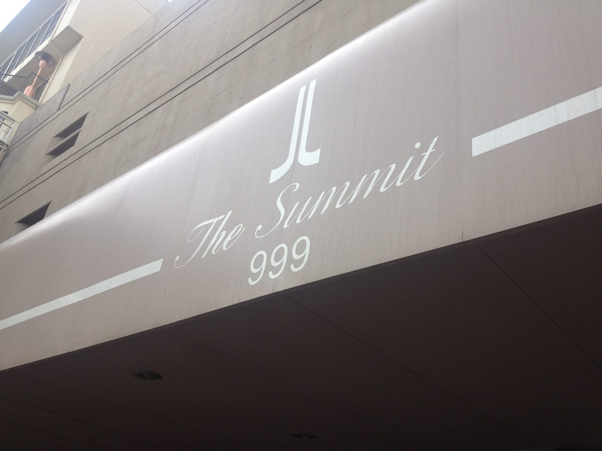 The Summit sign above the porte-cochere at 999 Green