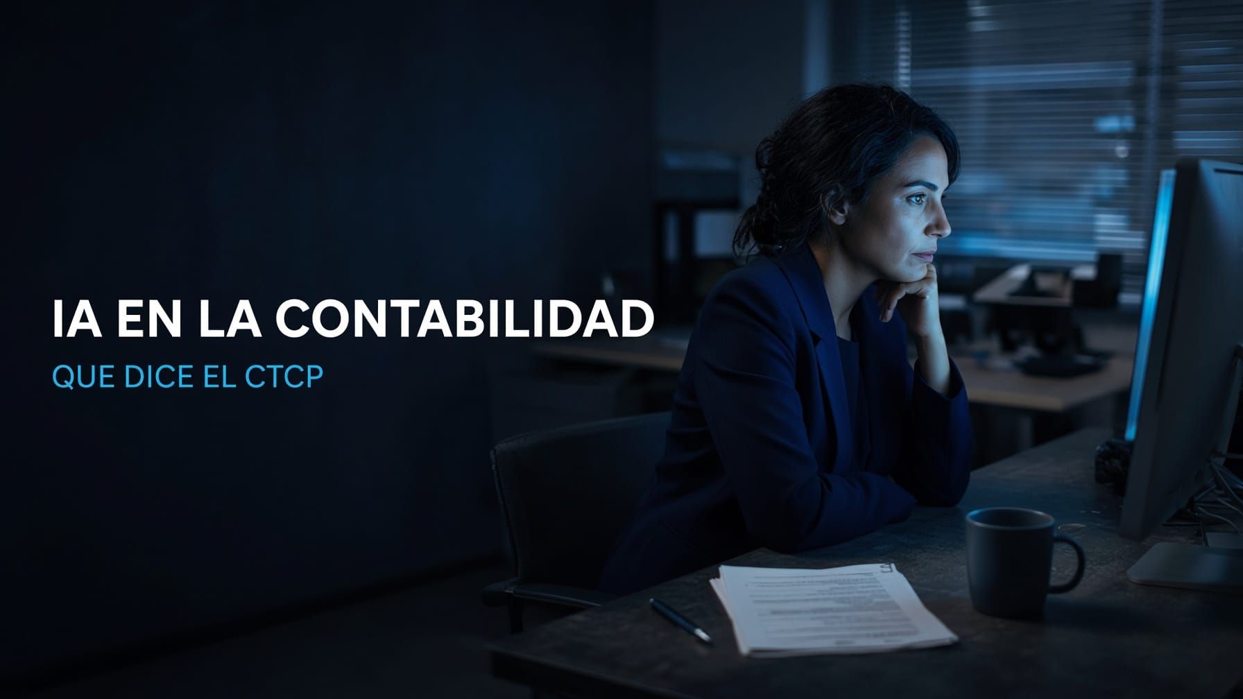 Contadora trabajando de noche frente a su monitor con el rótulo «IA en la contabilidad: qué dice el CTCP»