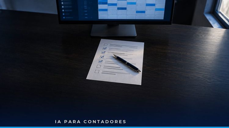 Contador revisa la lista de chequeo del cierre contable mensual con conciliaciones en pantalla