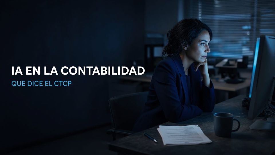 Contadora trabajando de noche frente a su monitor con el rótulo «IA en la contabilidad: qué dice el CTCP»