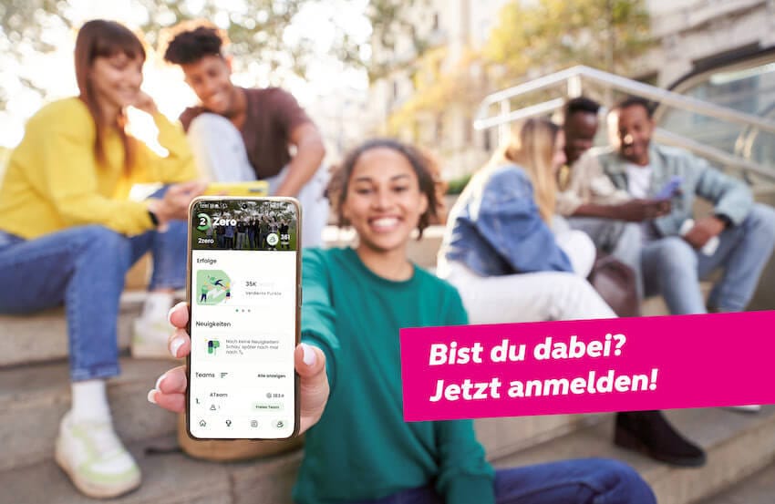 Eine Frau hält ein Handy hoch, um die 2zero App zu zeigen.
